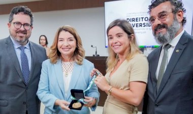 Iracema Vale é homenageada com Medalha Liberdade e profere palestra sobre presença feminina em espaços de poder